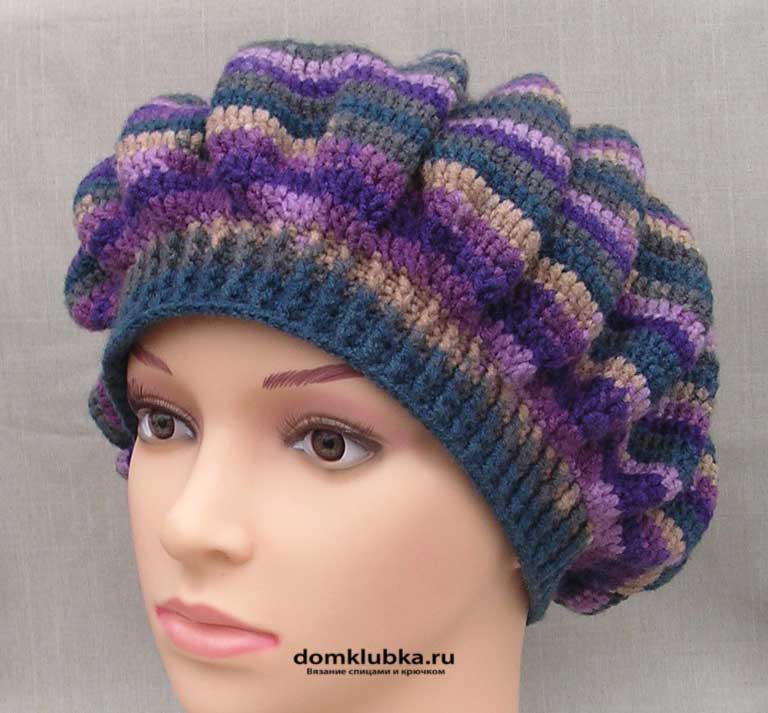 Полосатый фиолетовый головной убор вязанный спицами